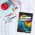 „WOW! SCHULPLANER 2026/27“. Bunte Schulutensilien wie Notizbücher, Stifte, Schere und Apfel liegen auf hellem Holz.