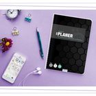 Planer 2026/27 für Gymnasium, Oberstufe und Studium. Liegt auf lila Unterlage mit Stift, Uhr, Blumen und Smartphone.