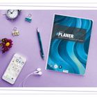 Planer 2026/27 für Gymnasium, Oberstufe und Studium. Liegt auf lila Untergrund mit Stift, Handy und Blume.