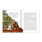 Illustration: Ein Weihnachtsbaum mit Ornamenten. Daneben ein glücklicher Hund und eine Katze auf einem Teppich.