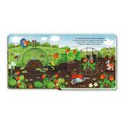 Der kleine Maulwurf hat Erdbeeren gepflanzt! Bunte Illustration mit Tieren, die Erdbeeren pflücken und sich freuen.