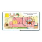 Text: "Was ein großer Spaß! Das war ganz schön anstrengend. Nun ist es Zeit, auf dem Sofa zu kuscheln. Hast du auch ein Haustier?"
Illustration: Ein Tier auf einem Sofa mit Kissen in einem gemütlichen Raum voller bunter Wollknäuel.