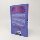 Ein Buchrücken mit rotem Text: "In diesem Haushalt trug niemand Jogginghose...". Auf lila Hintergrund, seitlich "I am cringe".