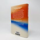 Buchtitel am Rücken: "Speergut". Rückseitentext beginnt mit "WER BLEIBT UNVERSEHRT AUF DIESER ERDE?". Hintergrund in Orange und Blau.