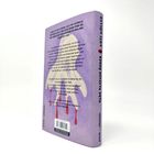 Rückseite eines Buches mit Zitaten über das Buch und Aussagen über feministische Themen. Ein blutender Fingerabdruck.
