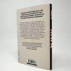 Ein Buch mit dem Titel: „Ein Roman über eine Frau, die ihren Keller aufräumt...“ Helle Rückseite, dunkler Buchrücken.