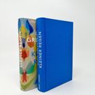 Aufschrift auf den Büchern: "KLEINER REGEN". Eines hat einen bunten Umschlag, das andere ist einfarbig blau.