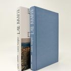 Zwei Bücher, beide mit dem Titel "Die Kräfte" von Laura Vazquez. Eines hat einen weißen Schutzumschlag.