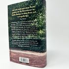 Ein Zitat von Tom Hanks über einen Roman, der Generationen verbindet. Es folgt ein Buchtext über Krieg, Liebe und Geheimnisse.