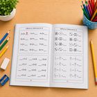"Addition im Zahlenraum bis 10". Übungsbuch mit Additionsaufgaben, Würfeln und Handzeichen. Buntstifte und Pflanzen im Hintergrund.