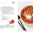 Tag 3: Protein-Pancakes mit Vanille & Beeren. Zutaten, Zubereitung und Nährwerte. Tipp: Variationen. Rechts: Teller mit Pancakes und Beeren, daneben eine Espressotasse.