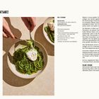 Spaghetti mit Spinatsauce wird detailliert beschrieben. Links Text, rechts Zutatenliste. Zwei Teller mit grüner Pasta.