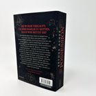 "SIE WURDE VERKAUFT, UM IHRE FAMILIE ZU RETTEN. DOCH WER RETTET SIE?" steht in roten Buchstaben auf einem schwarzen Hintergrund. Ein Rosenmotiv schmückt die Seiten.