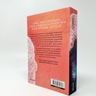 FÜNF FREUNDINNEN, FÜNF LIEBESGESCHICHTEN, EINE GROSSE SCHULD. Die Rückseite eines Buches mit einem Barcode unten rechts.