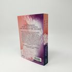 FIVE FRIENDS, FOUR LOVE STORIES, ONE DEVASTATING SECRET. Rosa Buchrückseite mit weißem Schaum, seitlich Titel.