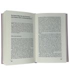 Text: "Ein harter Weg: Von der Promotion zum Doktor med. zu Spitzenpositionen", "Wiens erste Zahnärztin".  
Ein aufgeschlagenes Buch mit zwei beschriebenen Seiten.