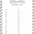 Text: "Advents Bucket List". Liste mit zwei Spalten, jede mit zehn leeren Kästchen zum Ankreuzen. Grauer Streifenrand.