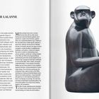 Text links oben: "Affe" und darunter der Name "François-Xavier Lalanne". Rechts eine große Affenskulptur aus Bronze, die sitzt.