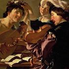 Eine Gruppe von Menschen musiziert mit Laute, Geige und Flöte. Bücher mit Noten liegen auf einem Tisch. Historische Kleidung.