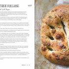"FAST KNETFREIE FOUGASSE. Rezept für 1 große Fougasse." Links Text, rechts ein goldbraunes Fougasse-Brot auf Blech.
