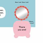 „Little polar bear, where are you?“ Ein Spiegel mit rotem Rahmen, darunterschrift: „There you are!“