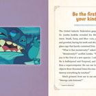 Text links zeigt Stitch mit offenem Mund. Rechts steht: "Be the first of your kind!" mit einer Erzählung.