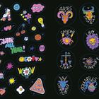 Text: "QUEER ALL YEAR", "slow down!", "you are valid." Zodiac-Zeichen und bunte Illustrationen mit Blumen, Objekten und Symbolen.