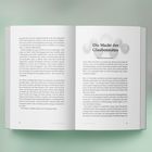 Offenes Buch, linke Seite: fortlaufender Text. Rechte Seite: Titel "Die Macht der Glaubenssätze", Untertitel "Mentale Konstruktion".