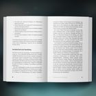 Texte: Fragen zur Vermögensstruktur, Überschrift "Der blinde Fleck in der Finanzbildung". Umgebung: aufgeschlagenes Buch.