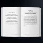 Offenes Buch mit Zitat von Ray Kroc: „Wenn Sie nur für Geld arbeiten... gehört der Erfolg Ihnen.“ Rechts: Kapitel „Teil 3: Der Servicegedanke“.