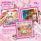 "Hikaru Kotz Cozy Coloring", "14+", "Inspiration-colora a modo tuo". Drei bunte, niedliche Illustrationen mit Wolken, Pflanzen und Hütten.