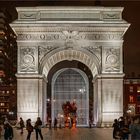 Bogen mit Inschrift: "LET US RAISE A STANDARD TO WHICH THE WISE AND THE HONEST CAN REPAIR." Menschen darunter, nachts.