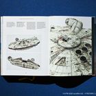 „Millennium Falcon, Star Wars: Episode IV“ steht über zwei Bildern des Raumschiffs. Eine weiße behandschuhte Hand hält das Buch.