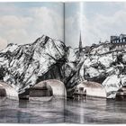 Eine Illustration zeigt eine Brücke mit Steintunneln, darüber verschneite Berge, im Hintergrund Gebäude und ein Kirchturm.
