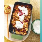 Seitenzahl 127. Eine Auflaufform mit gebackenem Haferflocken-Crumble, garniert mit Joghurt und Granatapfelkernen.