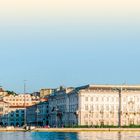 „DIE WICHTIGSTEN STÄDTE UND IHRE UMGEBUNG“ oben vor einem Foto von Gebäuden an einer Uferpromenade.
