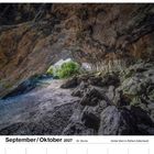 "September/Oktober 2027, 39. Woche. Hohler Stein in Rüthen-Kallenhardt." Blick von Höhle auf grünen Wald.