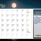 Oktober 2027 Kalender mit Gedicht "Der Mond liegt". Vollmond über Wasser. Wochenende fett markiert.