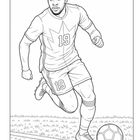 Nummer 19. Ein Fußballspieler in Aktion mit einem Ball auf einem Spielfeld. Strichzeichnung.