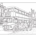 Busnummer 15 zu "Trafalgar Square" an einer Haltestelle. Doppeldeckerbus, Leute steigen ein, Gebäude im Hintergrund.