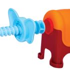 Eine farbenfrohe Spielzeug-Knetmaschine mit rotem Unterbau und orange-blauer Kurbel.