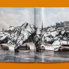 Montage, die Berge und Stadtlandschaft kombiniert. Im Vordergrund eine Brücke über Wasser, dahinter Gebäude und Berge.