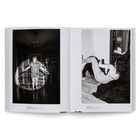 Links: "UNTITLED: Pretend We Can't Live—Without Each Other". Rechts: Zwei Personen in einer ungewöhnlichen Pose.