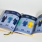 Ein offenes Buch zeigt Uniformen aus verschiedenen Jahren: 1955, 1966, 1970, 2002. Jede Uniform ist mit passendem Hut und Schuhen dargestellt.