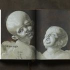 Albrecht Dürer. Links Gemälde: Frau mit Kind, rote Kleidung, blonder Locken, hält eine Birne, aufgeschlagenes Buch.