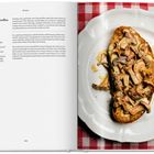 Rezept für "Rohe Steinpilze mit Salatgrün und Parmesan", Zutaten und Anleitung. Rechts Teller mit Salat, Pilzen, Zitrone.