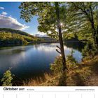 Oktober 2027, 40. Woche, Kalender mit Landschaft: See, Hügel, Bäume, Sonnenstrahlen durch die Blätter.
