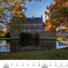 Oktober 2027 Kalender mit Daten. Gebäude spiegelt sich in einem Teich. Herbstbäume rahmen die Szene ein.