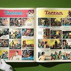 Comic mit "Tarzan" im Titel, bunte Bilder zeigen Abenteuer und Action. Zwei Seiten, rote und gelbe Überschriften.