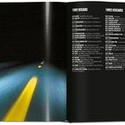 Links: Verschwommene Straße mit gelber Linie. Rechts: Liste der Oscar-Gewinner von 1992 und 1993 in Weiß auf Schwarz.